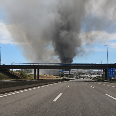 Bombeiro ferido em incêndio na DHL de Alverca