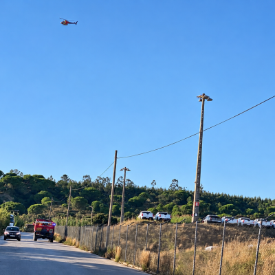 Incêndio em mato mobiliza meio aéreo junto à SIVA em Vila Nova da Rainha