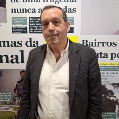 José Manuel Franco, presidente da CERCI Flor da Vida, posa em frente a painel com capas e momentos históricos do Valor Local, em contexto de entrevista sobre investimentos e respostas sociais em Azambuja