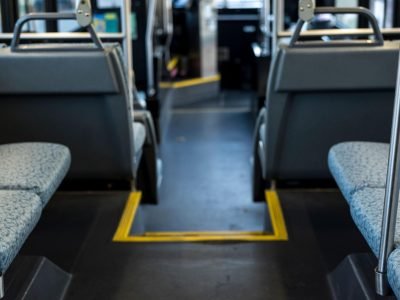 Interior de autocarro com bancos vazios, ilustrando a falta de transportes públicos em A do Barriga.