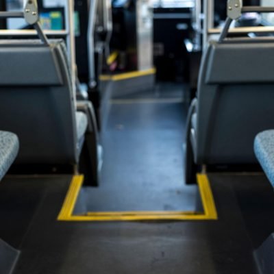 Interior de autocarro com bancos vazios, ilustrando a falta de transportes públicos em A do Barriga.
