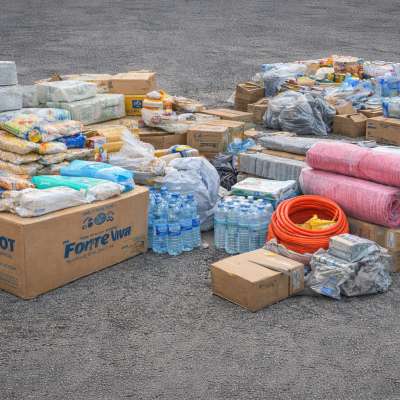 Bens essenciais reunidos para apoio às populações de Leiria, incluindo água, alimentos, produtos de higiene e materiais de recuperação
