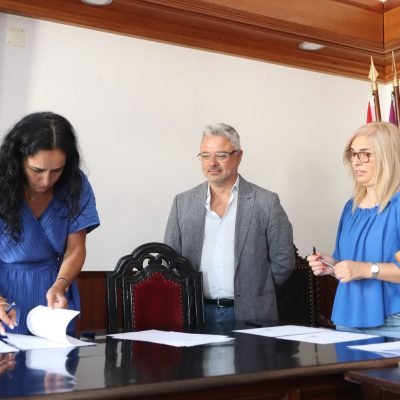 O presidente da Câmara de Arruda dos Vinhos, Carlos Alves, acompanha a assinatura do contrato de empréstimo de 3,8 milhões de euros para financiar a recuperação dos estragos provocados pelas tempestades no concelho.