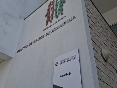 Centro de Saúde de Azambuja com identificação da Unidade Local de Saúde do Estuário do Tejo na fachada do edifício
