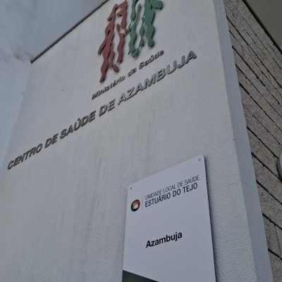 Centro de Saúde de Azambuja com identificação da Unidade Local de Saúde do Estuário do Tejo na fachada do edifício