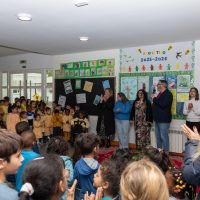 Presidente da Câmara de Vila Franca de Xira participa no lançamento de projetos de educação ambiental numa escola do concelho, perante alunos e professores.