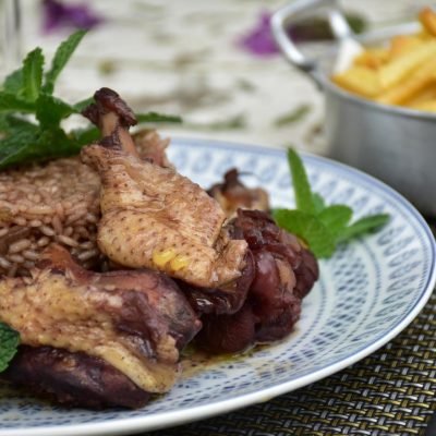 Frango de cabidela, um dos vários pratos em destaque
