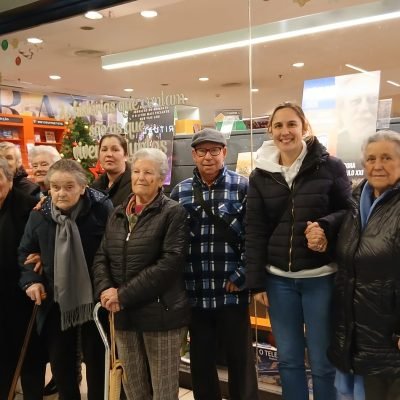 Grupo de idosos da Associação Nossa Senhora do Paraíso posa em conjunto durante visita à livraria Bertrand no Centro Comercial Vasco da Gama
