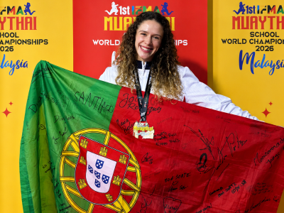 Matilde Rodrigues celebra o título de campeã do mundo de Muaythai com a bandeira de Portugal, na Malásia