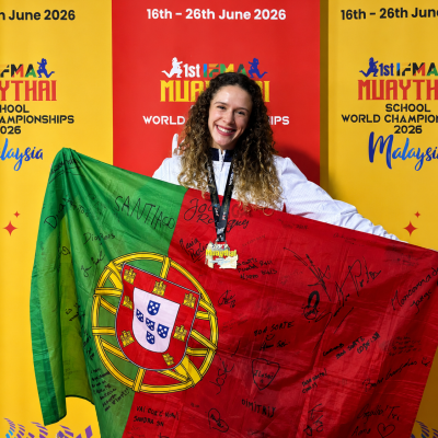Matilde Rodrigues celebra o título de campeã do mundo de Muaythai com a bandeira de Portugal, na Malásia