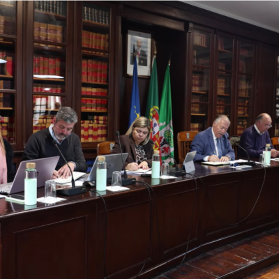 Executivo e vereadores reunidos na sala de sessões da Câmara Municipal de Azambuja, durante debate sobre acessibilidades e aumento do tráfego pesado no concelho.