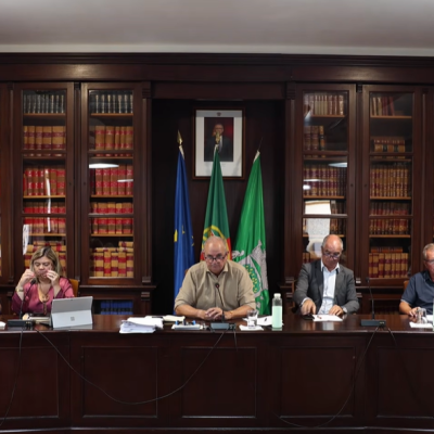 Executivo da Câmara Municipal da Azambuja durante a reunião em que foi aprovado o recurso a um empréstimo para a reabilitação da EM513.