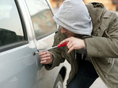 Assaltantes procuram objetos no interior dos veículos
