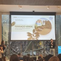 Alunos da equipa MG Sustentáveis apresentam o projeto “Terraço Verde” durante a final nacional da Mini COP, numa sessão pública dedicada à sustentabilidade e ação climática